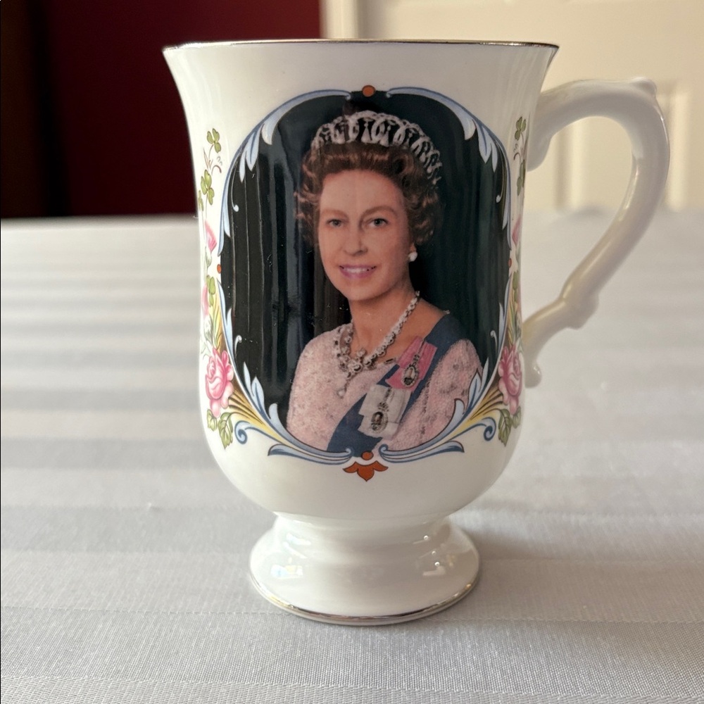 White and Gold Silver Jubilee Crown Mug